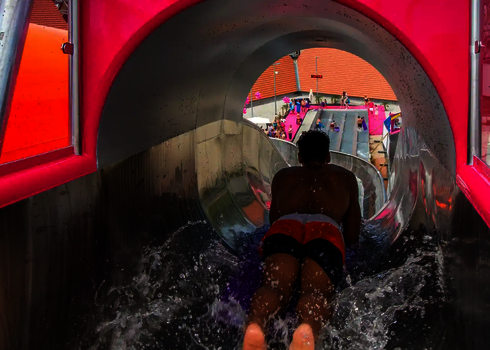 Rutschstart in der Matracer Röhre mit Person auf Matte, Blick aus dem Inneren der Rutsche.