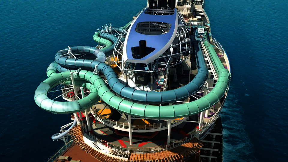 Heckansicht des Slide Coasters mit mehreren grünen Wasserrutschen auf dem Kreuzfahrtschiff.