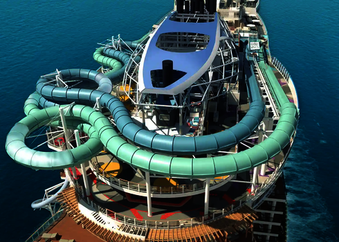 Heckansicht des Slide Coasters mit mehreren grünen Wasserrutschen auf dem Kreuzfahrtschiff.