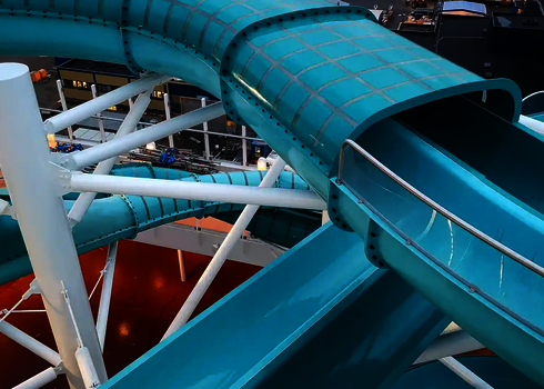 Überblick über die 2-in-1 Racer Wasserrutsche mit blauen Kurven und robusten Verstrebungen.