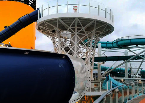 Detailansicht der Body Bowl mit blau-weißen Trichterstreifen und Wasserauslauf.