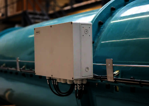 Seitenansicht einer Steuerbox zur Ansteuerung der LED-Lichteffekte an einer Rutsche.