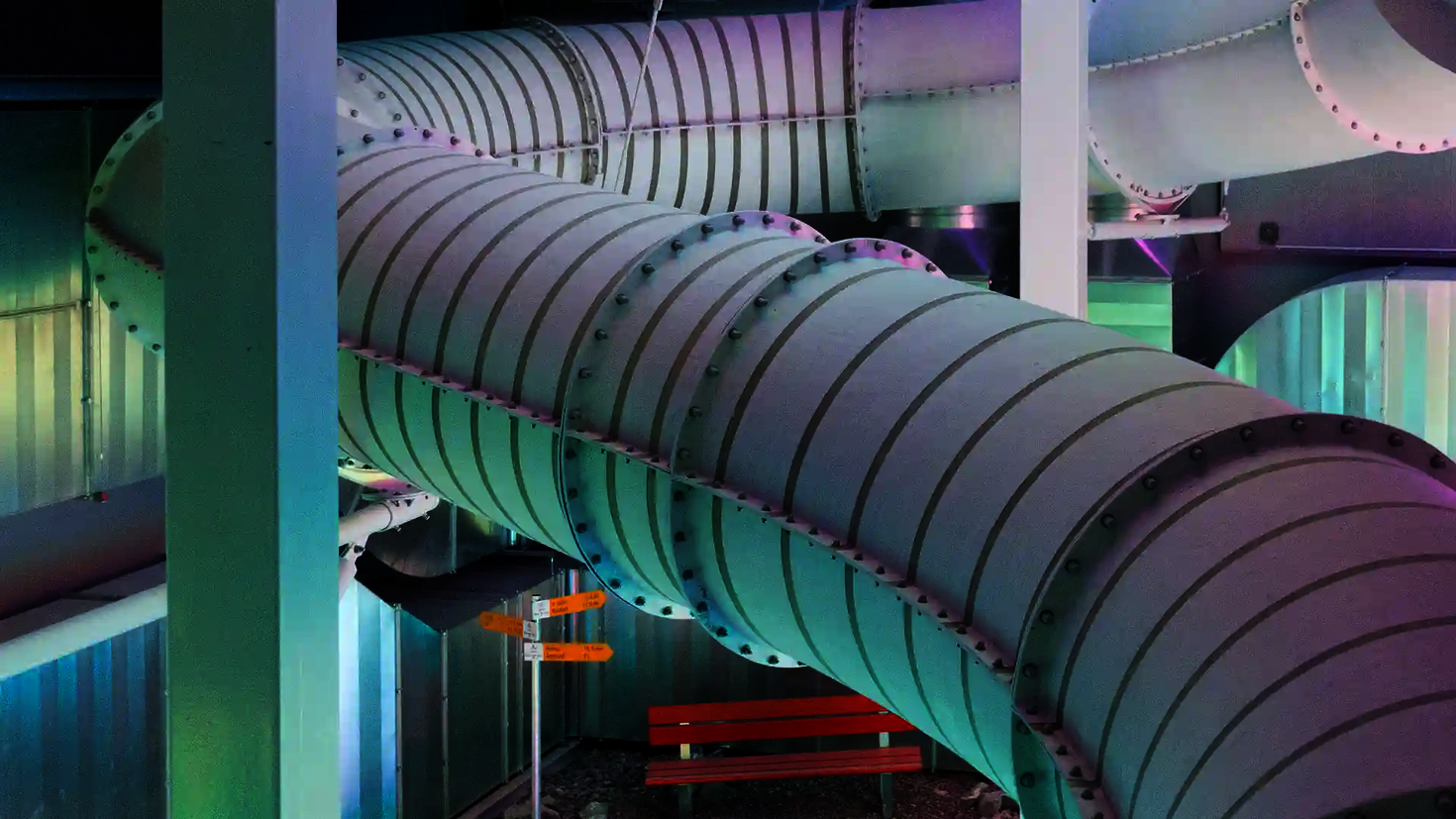 Eine weiße RR1200 Wasserrutsche mit Streifen.