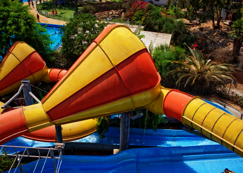 Zwei Trichter der Crazy Cone Reifenrutsche von oben fotografiert, mit Blick auf das Becken.