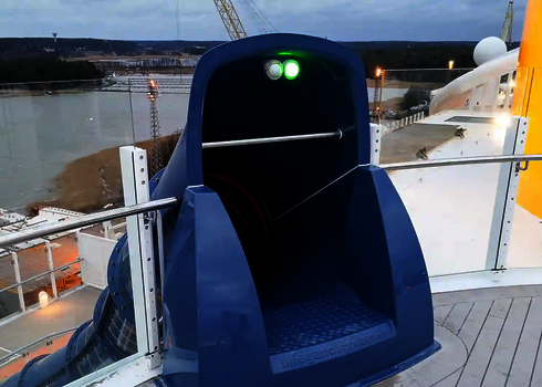 Nahaufnahme des Rutscheneingangs am Startbereich mit grünem Sensorampel.