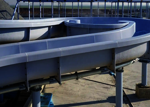 Weißer Wildwasserfluss in Rohbauumgebung mit leichtem Wasserfluss sichtbar.