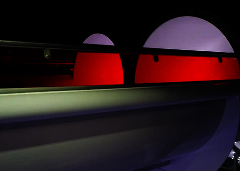 Nahaufnahme der roten und weißen Röhren der Raft Racer Reifenrutsche in der Startzone.