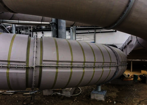 Weiße Wasserrutsche im Bau.