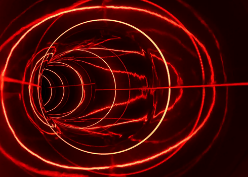 Spiralförmige rote LED-Ringe leuchten im Inneren einer Röhrenrutsche.