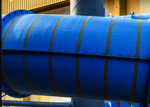 Nahaufnahme eines Abschnitts einer blauen Wasserrutsche mit Streifen.