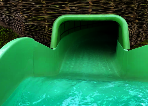 Blick in den Tunnelbereich eines Wildwasserflusses.