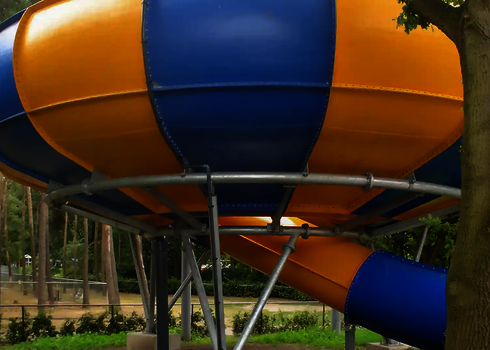 Blick von unten auf eine Raft Bowl Rutsche, getragen von Stahlstützen.