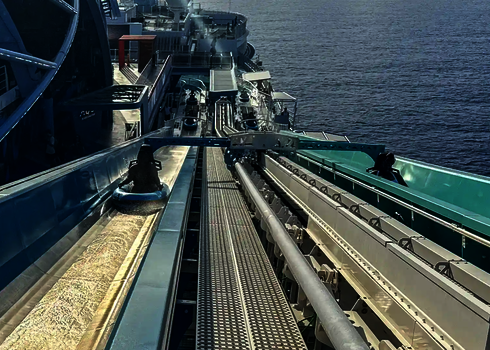 Mehrere Rutschreifen fahren gleichzeitig auf den Bahnen des Slide Coasters auf dem Schiff.