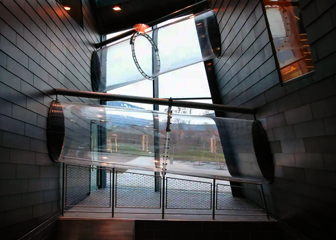 Acryl-Rutschenabschnitt in einem schrägen Treppenhaus mit Tageslicht.