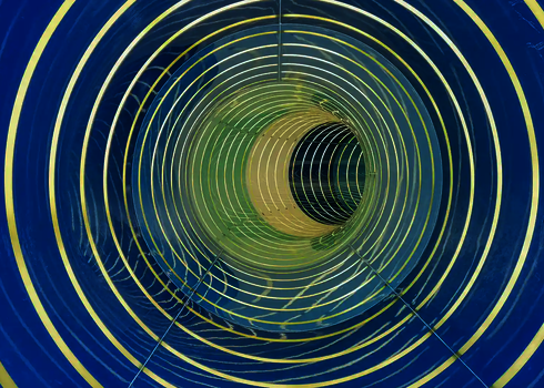 Innenansicht einer blauen Röhrenrutsche gestreiften Tageslichteffekten in gelb.