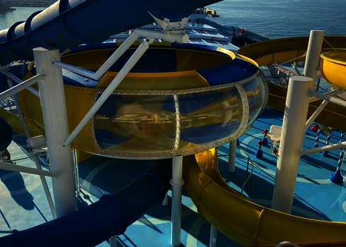 Body Bowl mit transparenter Acrylabschnitt und blauer Röhrenrutsche im Hintergrund.