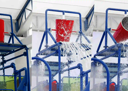 Ansicht vom Spritzvorgang von drei roten Eimern.