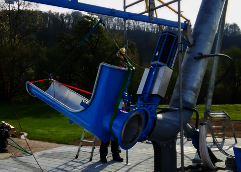 Ein Rutschenelement des Cannonballs hängt an einem Stahlseil.