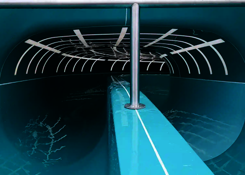 ansicht der 2-in-1 Racer Wasserrutsche mit weißen Tageslichteffekten und Wasserfluss.