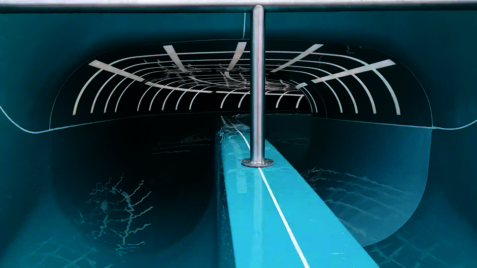 ansicht der 2-in-1 Racer Wasserrutsche mit weißen Tageslichteffekten und Wasserfluss.
