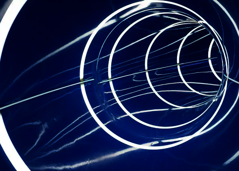 Innenansicht einer blauen RR900 mit weißen Tageslichteffekten.