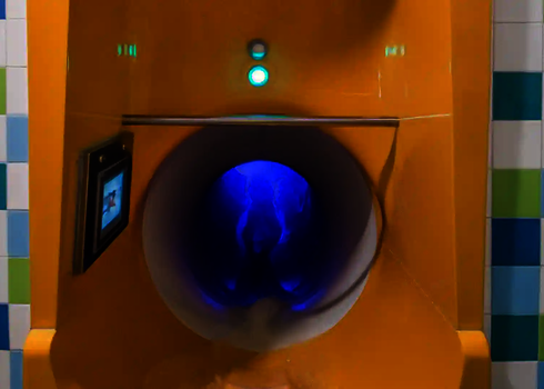 Orangefarbener Startbereich einer Wasserrutsche, mit grüner Sensorampel, Interactivity und Sicherheitsstange.