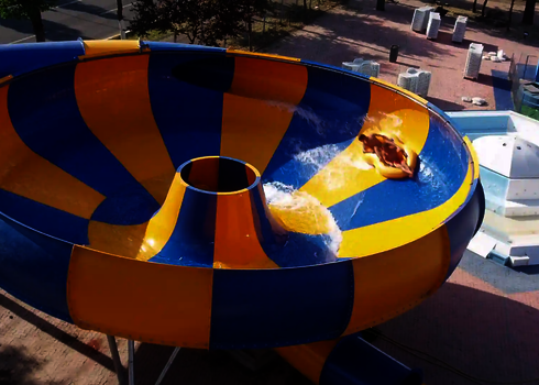 Gelb-blaue Raft Bowl mit rutschenden Personen.