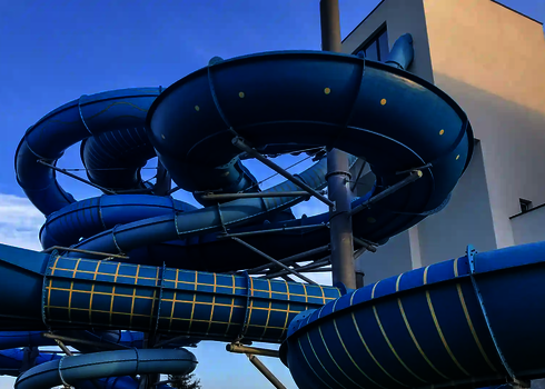 Eine blaue RR1200 Wasserrutsche mit unterschiedlichem Muster befindet sich unter freiem Himmel.