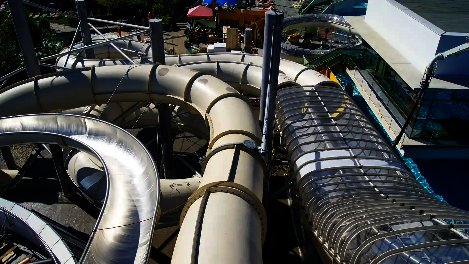 Verschlungene Raft Racer Röhrenrutsche mit überdachtem Teilstück während des Aufbaus.