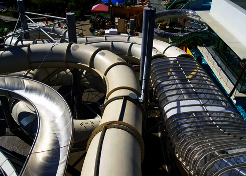 Verschlungene Raft Racer Röhrenrutsche mit überdachtem Teilstück während des Aufbaus.