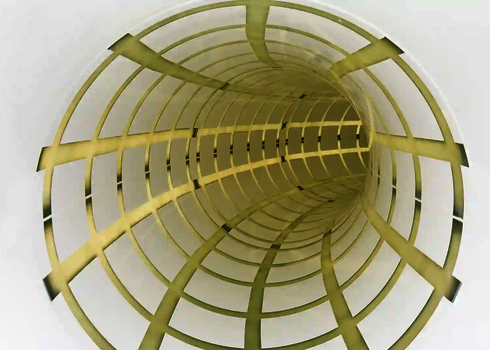 Eine weiße Wasserrutsche mit vielen durchsichtigen Streifen.