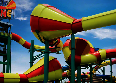 Detailansicht zweier Crazy Cone Trichter in Rot und Gelb, mit blauem Himmel im Hintergrund.