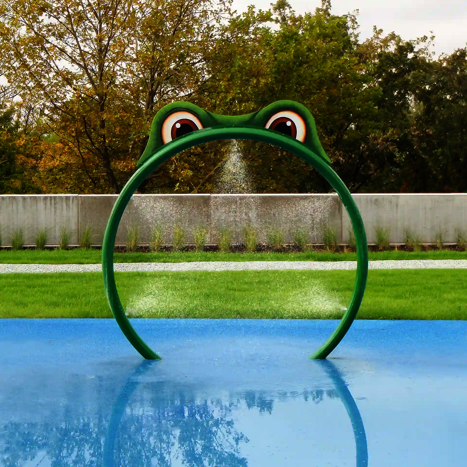 Wie-Spray Bauteil "Frosch" in parkähnlicher Umgebung.