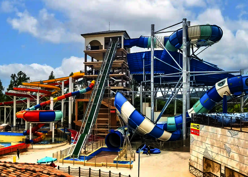 Gesamtansicht des Body Bowl Rutschenkomplexes mit verschiedenen Röhren und Trichtern.