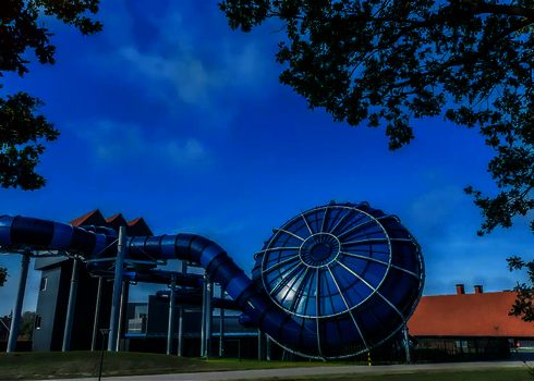 Blauer Cyclone mit auffälliger Trichterform und langgezogener Röhre unter blauem Himmel.