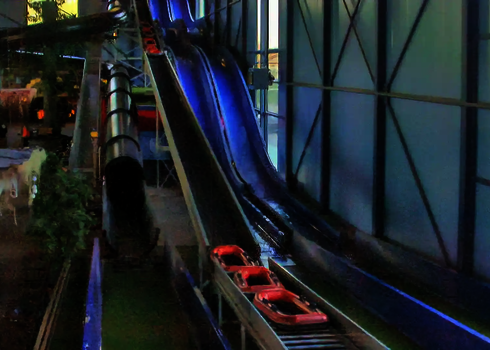 Freizeitpark Innenbereich mit unterschiedlichen Rutschentypen.