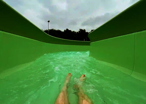 Füße im Wasser, Strömung trägt den Nutzer durch die kurvige Wildwasserbahn.