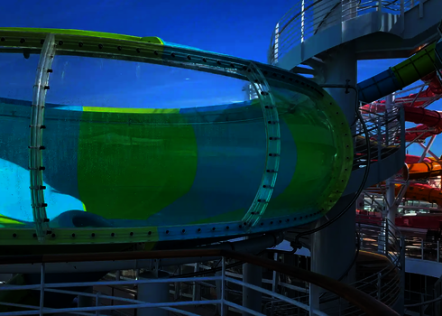 Transparente Body Bowl Röhre mit grün-blauen Akzenten, Blick auf andere Rutschen.