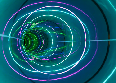 Röhrenrutsche mit türkisfarbener Beleuchtung und farbigen LED-Effekten.