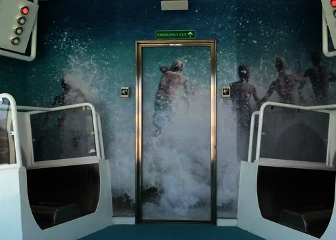 Zwei Startboxen für Body Racer Wasserrutschen mit Wandmotiv von Wassersportlern.