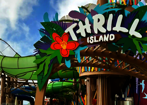 Detailaufnahme des Eingangs „Thrill Island“ mit bunter Lotus Wasserrutsche dahinter.