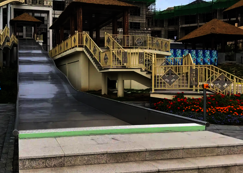 Breitwellenrutsche in einer Hotelanlage mit Hütten links und rechts.