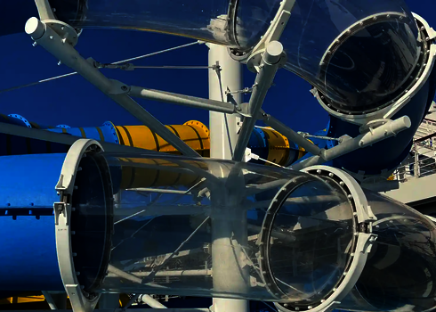 Acrylsegmente auf einem Schiff verbinden verschiedene Abschnitte der Wasserrutsche.