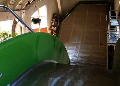 Blick von oben auf die Startplattform der Boomerang-Rampe mit grüner Umrandung.