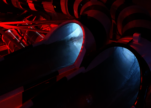 Gestreifte Elemente der Rennrutsche in schwarz und weiß.