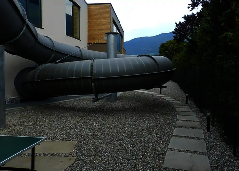 Eine graue RR1200 Wasserrutsche mit Tageslichteffekten.