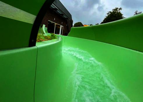 Perspektive aus einer Wasserrutsche mit leichter Strömung.
