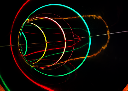 Innenansicht einer Röhrenrutsche mit glänzenden Tageslicht-Effekten