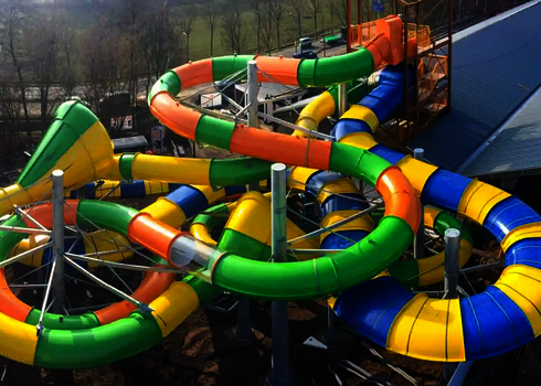Luftaufnahme einer Rutschenanlage mit der Crazy Cone Wasserrutsche und verschlungenen Röhrenrutschen.