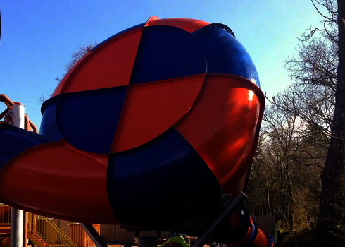 Crazy Cone von unten gesehen, orange und blau lackiert mit verschraubten Segmenten.